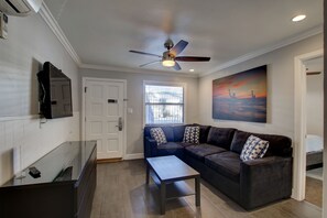 1 Bedroom Queen Suite with Kitchen | 客廳 | 電視