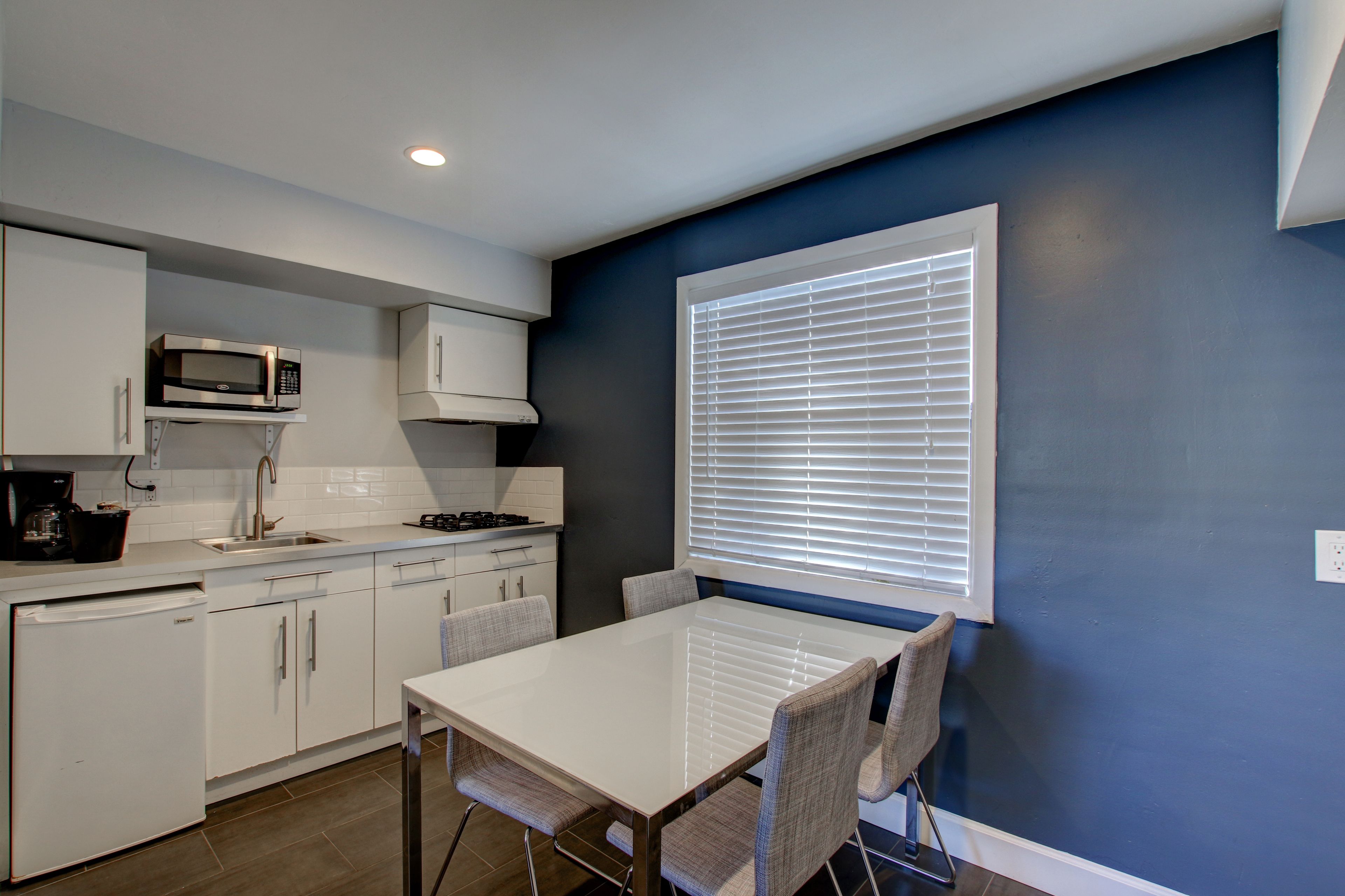 1 bedroom queen suite with kitchen | in-room dining