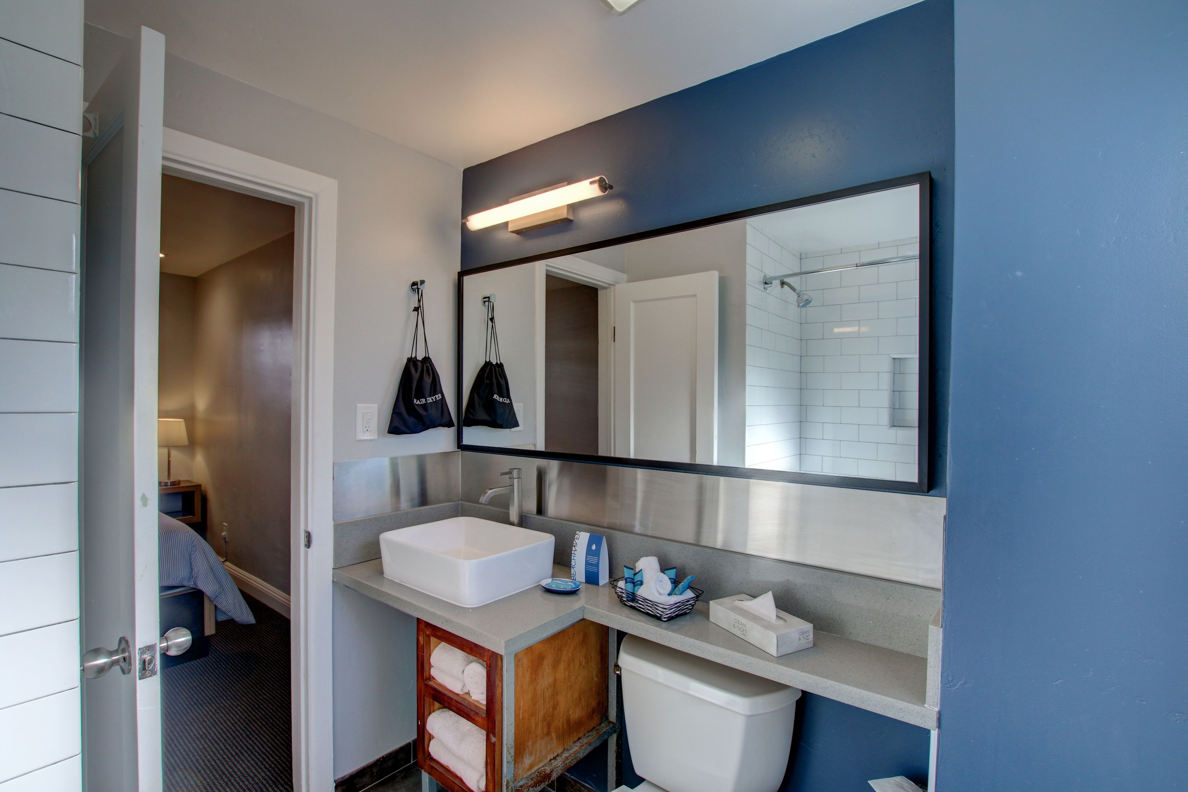 1 bedroom queen suite with kitchen | bathroom | free toiletries, towels