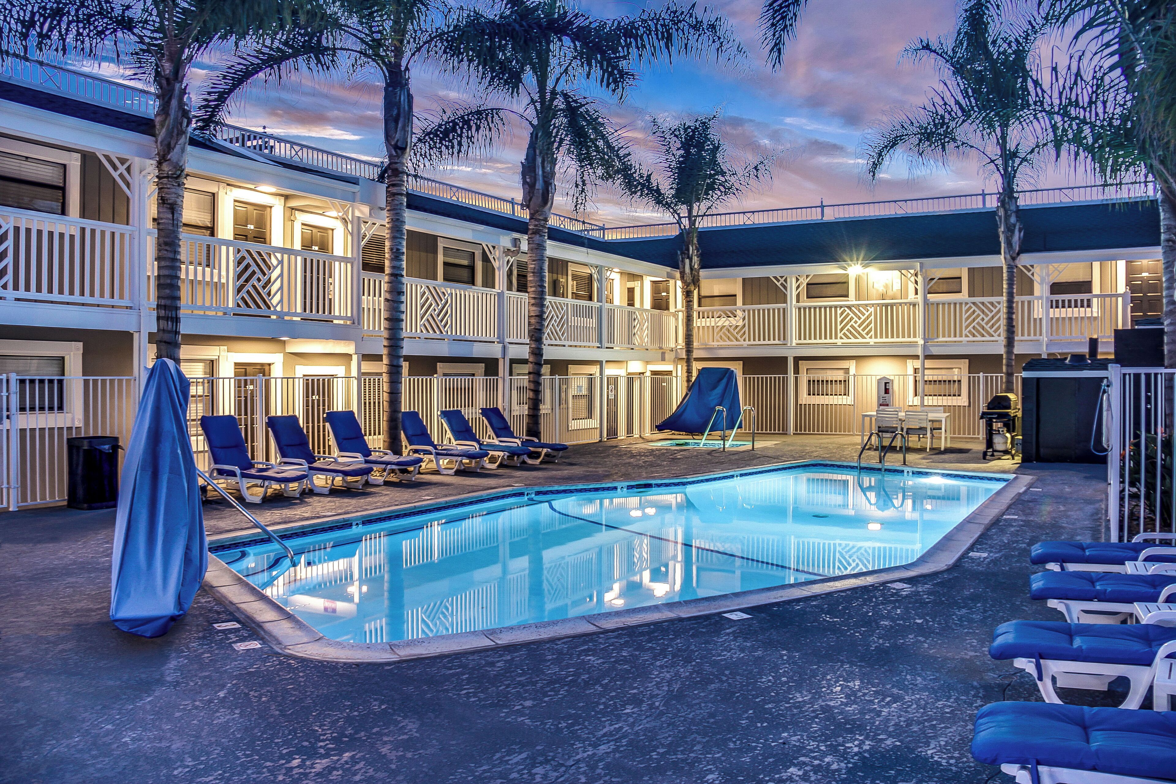 Alberca al aire libre y camastros 