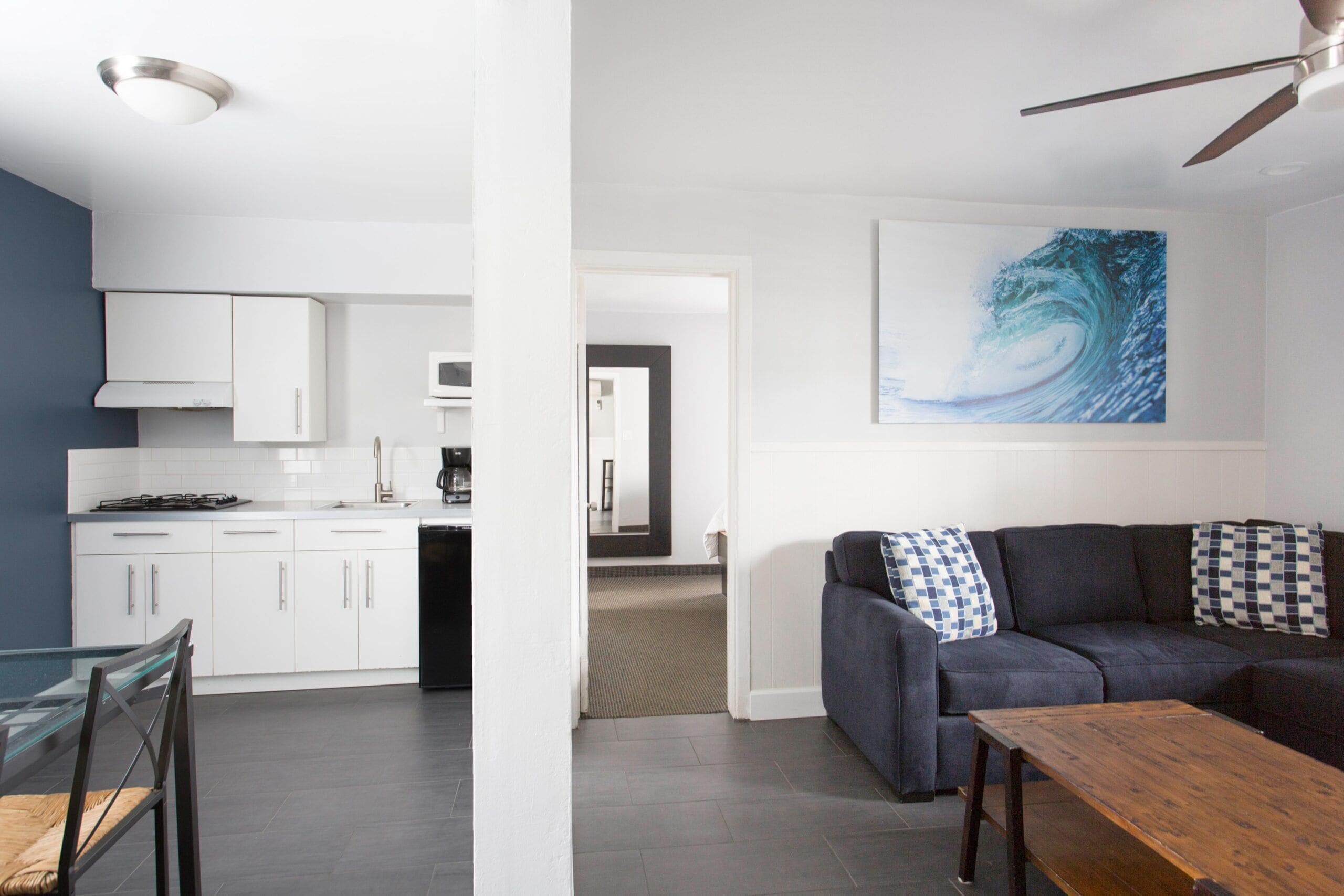 Large 1 Bedroom Queen Suite with Kitchen | Zona de estar | Una televisión