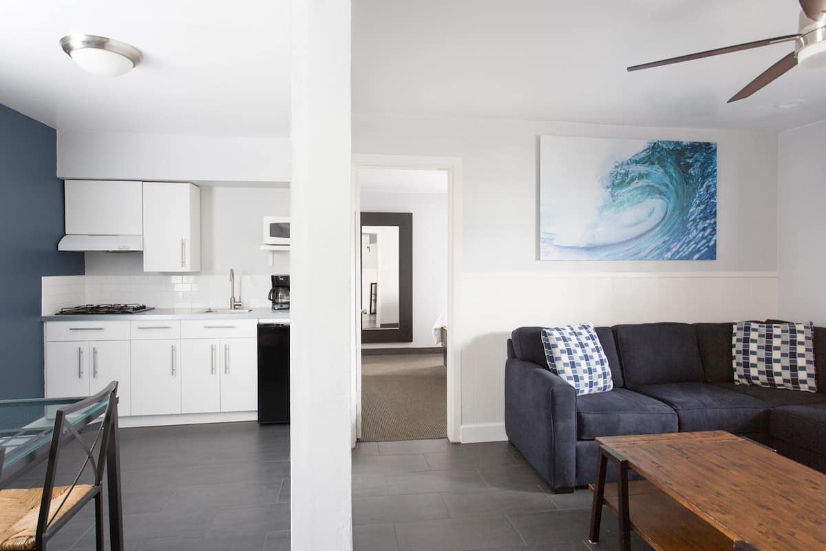 Large 1 Bedroom Queen Suite with Kitchen | Living area