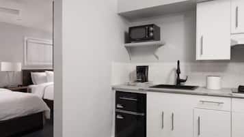 Double Queen With Kitchen | Cocina privada | Frigobar