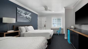 Quarto luxo, 2 camas Queen | Escrivaninha, ferros/tábuas de passar roupa, Wi-Fi de cortesia