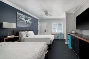 Escritorio, tabla de planchar con plancha, wifi gratis y ropa de cama