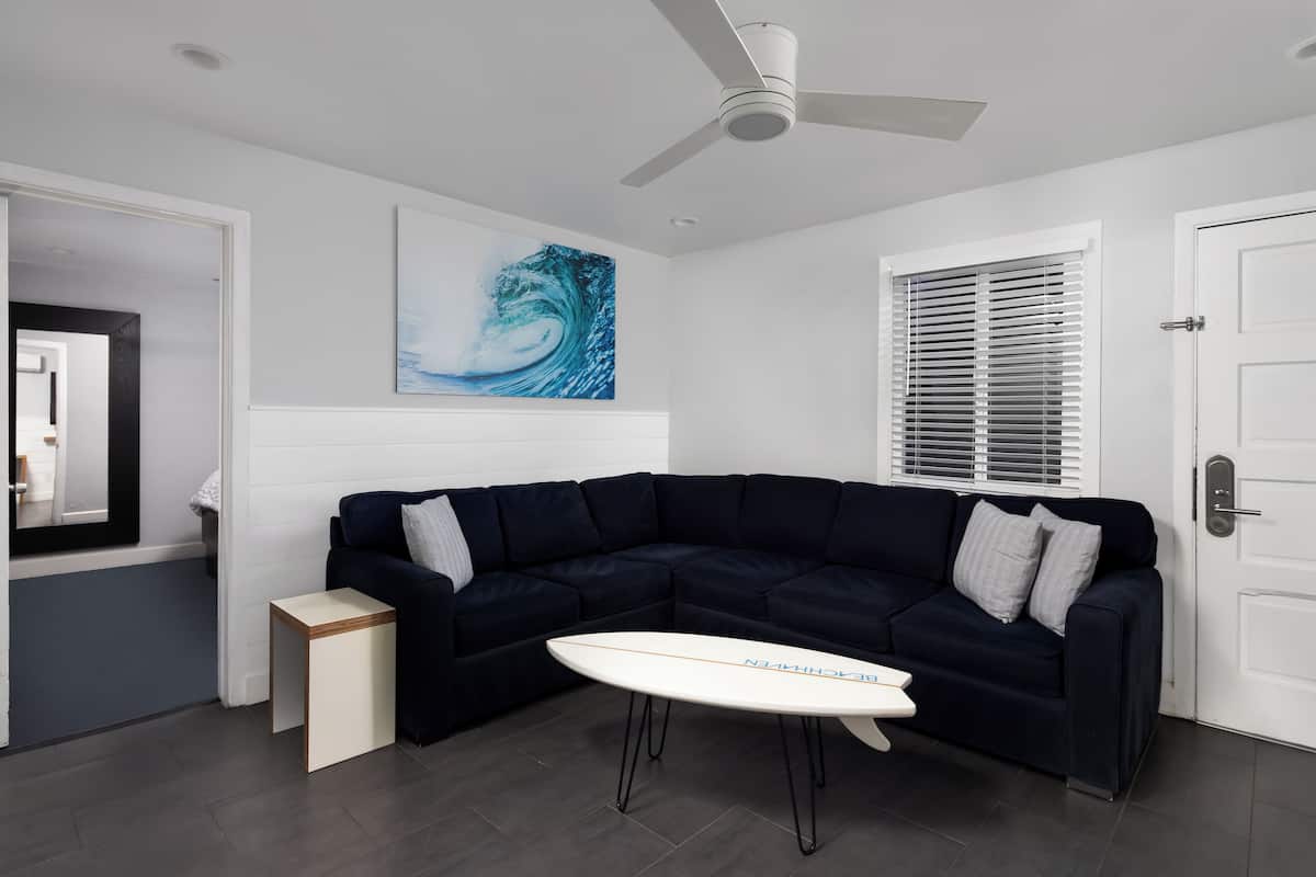 Large 1 Bedroom Queen Suite with Kitchen | 起居區 | 電視