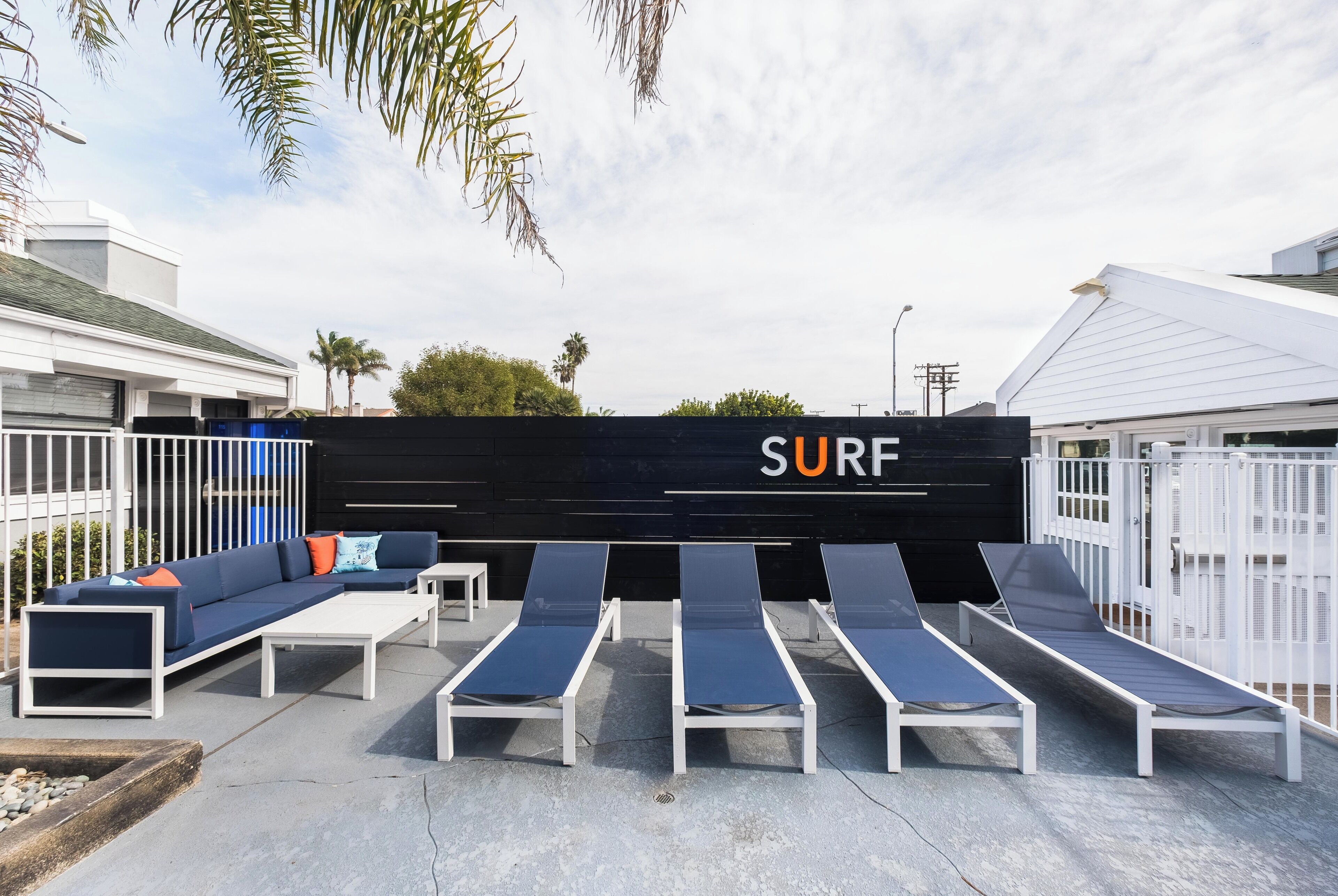 Piscine extérieure, chaises longues