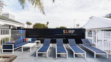 Piscine extérieure, chaises longues