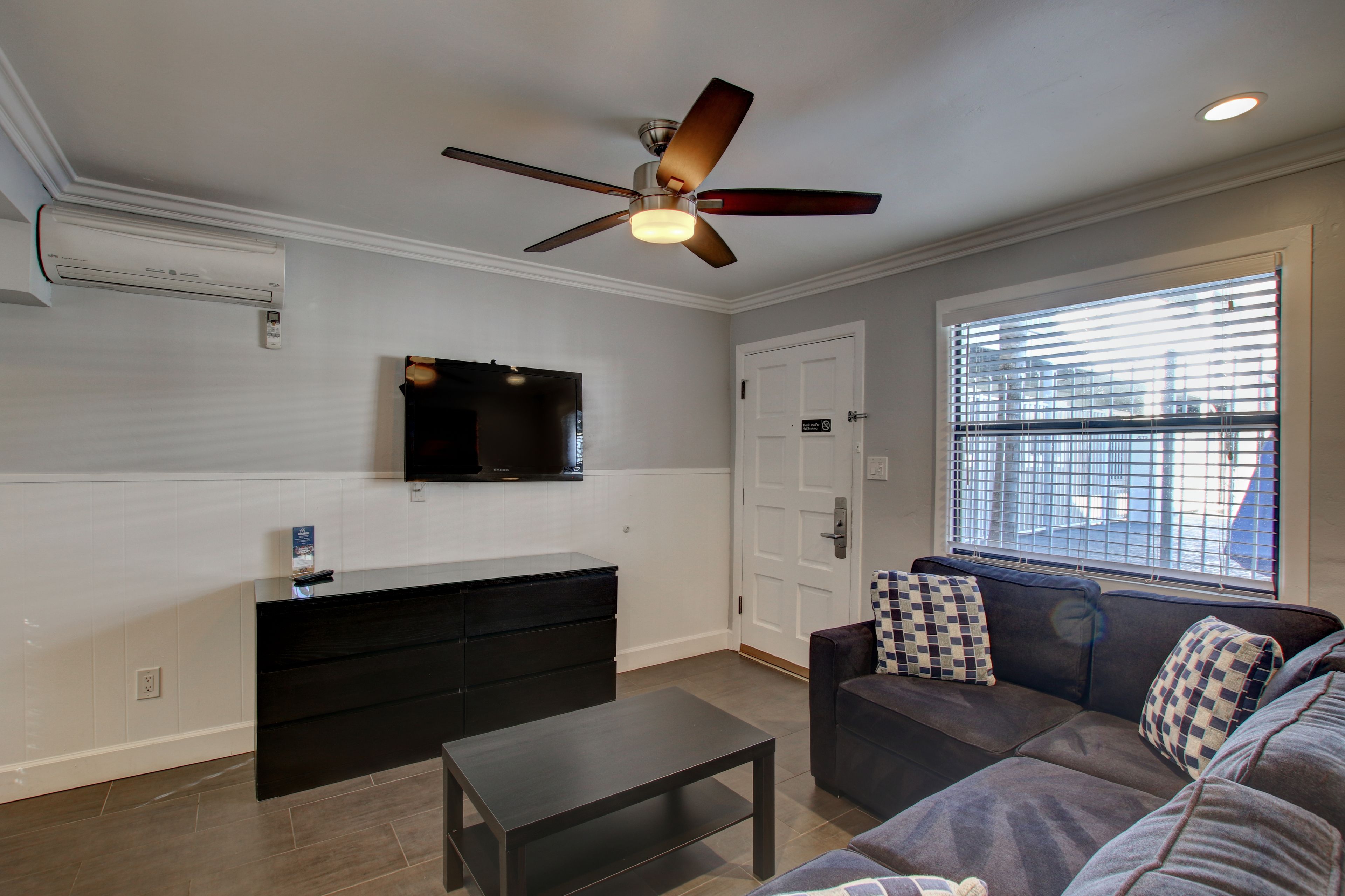 1 bedroom queen suite with kitchen | living area | tv