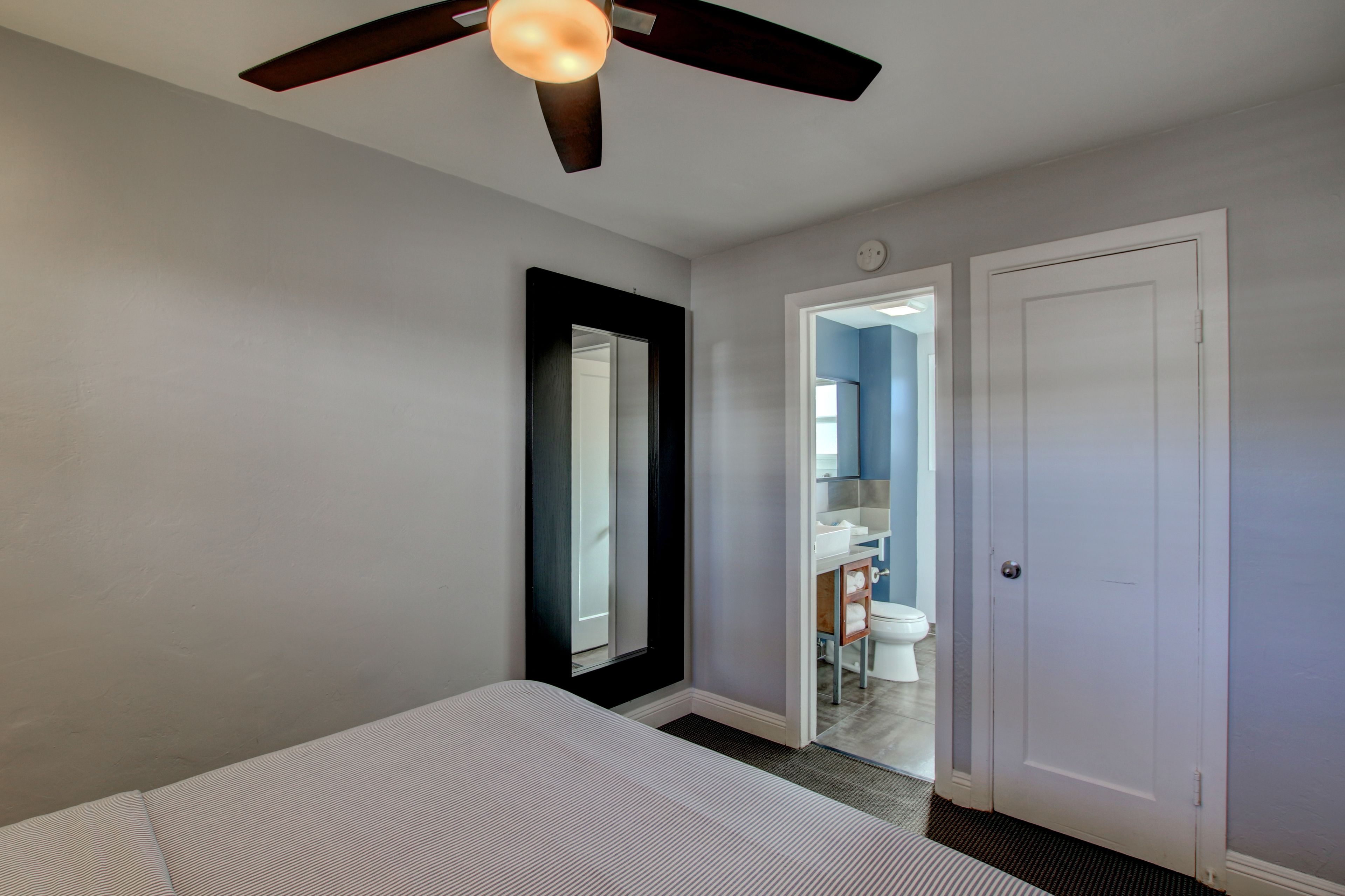 1 bedroom queen suite with kitchen | desk, iron/ironing board, free wifi, bed sheets