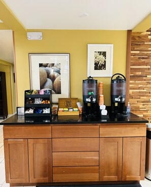 Free daily on-the-go breakfast - Country Inn & Suites by Radisson, Delta Park North Portland (Portland)