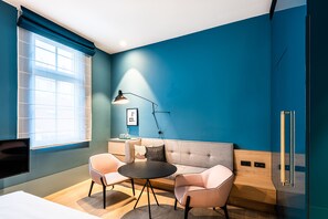 Quarto casal luxo | Área de estar | TV de plasma 100 cm com canais via satélite, TV