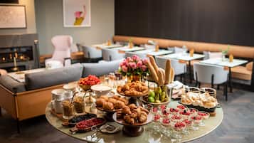 Tägliches Frühstücksbuffet (740 CZK pro Person)