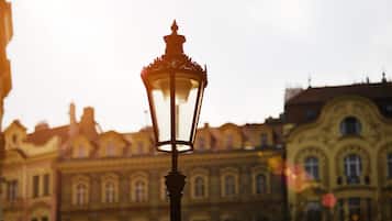 Un farol frente a un edificio de arquitectura clásica.