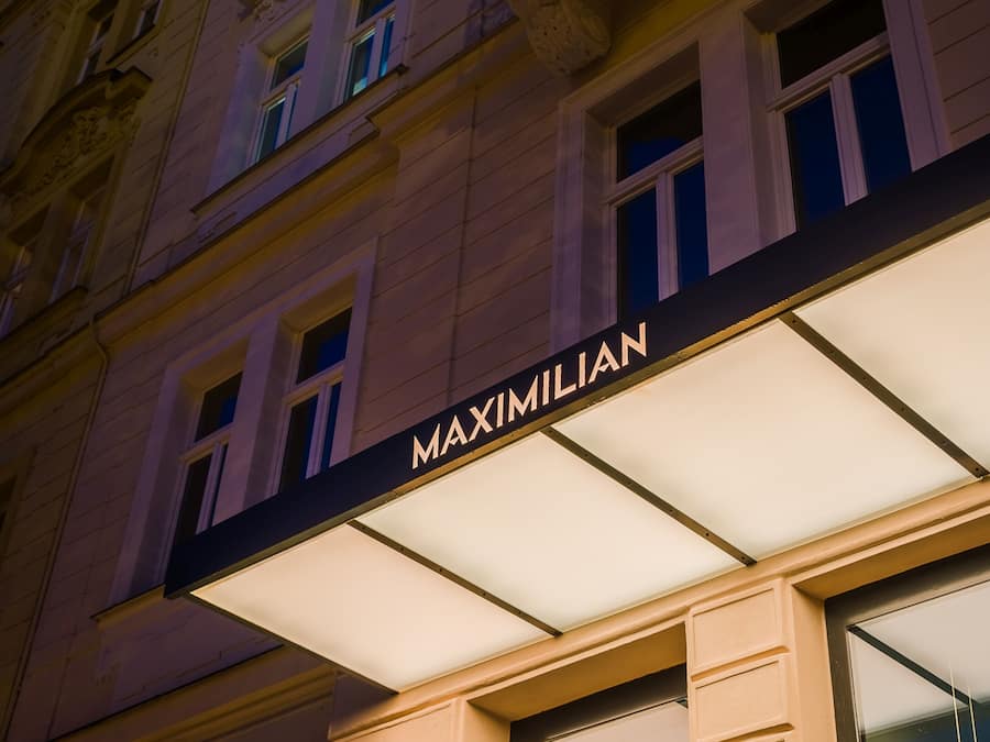 Majoituspaikan julkisivu illalla/yöllä