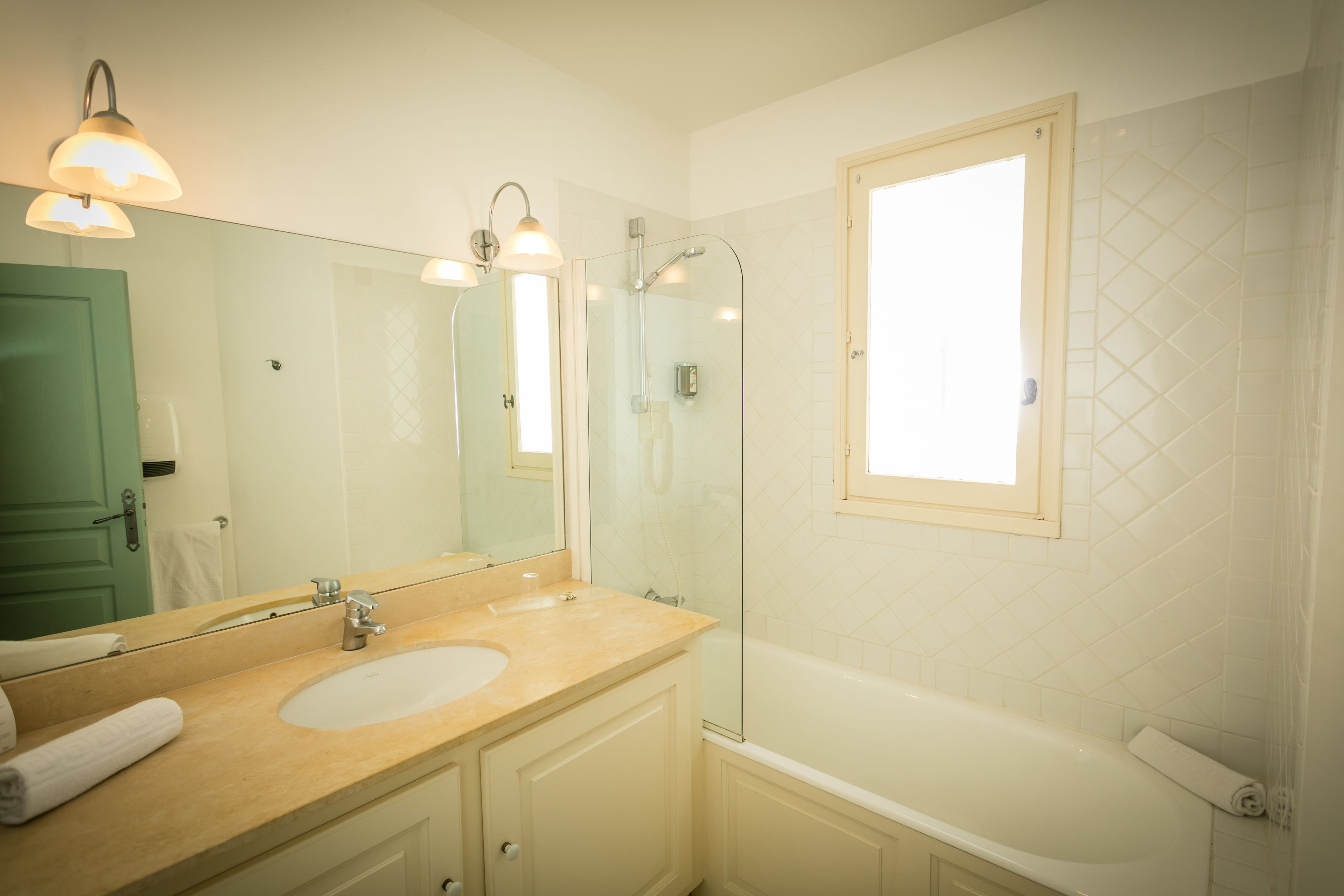 bathtub, free toiletries, towels