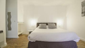 Een bureau, geluiddichte muren, een strijkplank/strijkijzer, gratis wifi