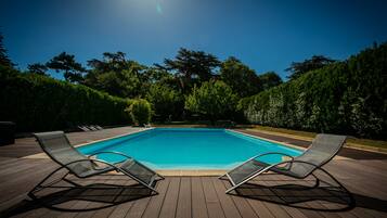 Een seizoensgebonden buitenzwembad