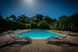 Una piscina al aire libre de temporada