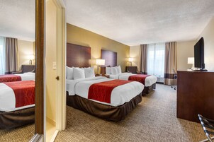 Escritorio, cortinas blackout y tabla de planchar con plancha 