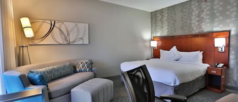 Työpöytä, kannettavalle tietokoneelle sopiva työtila, pimennysverhot