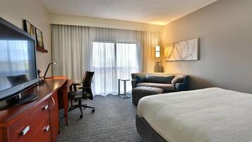 Escritorio, espacio para trabajar con laptop y cortinas blackout