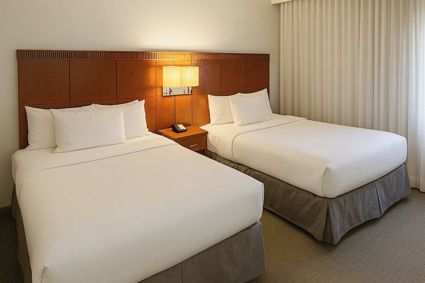 مكتب ومساحة عمل للكمبيوتر المحمول وستائر تعتيم ومكواة/لوح كي