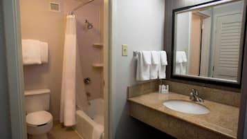 Kombinert dusj/badekar, toalettartikler (inkludert) og hårføner