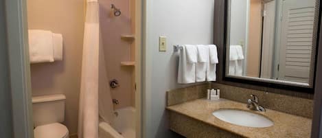 Ensemble douche/baignoire, articles de toilette gratuits, sèche-cheveux