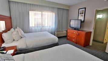 Een bureau, een laptopwerkplek, verduisterende gordijnen