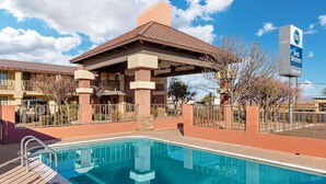 Un hôtel doté d’une piscine, d’un patio couvert et d’une enseigne à thème désertique.