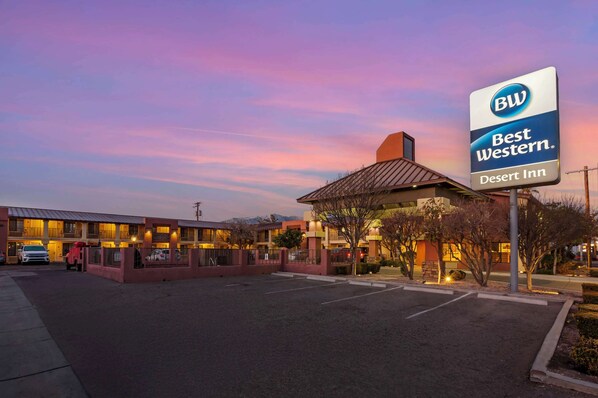Best Western Desert Inn features a multi-story building with a flat roof and balconies.