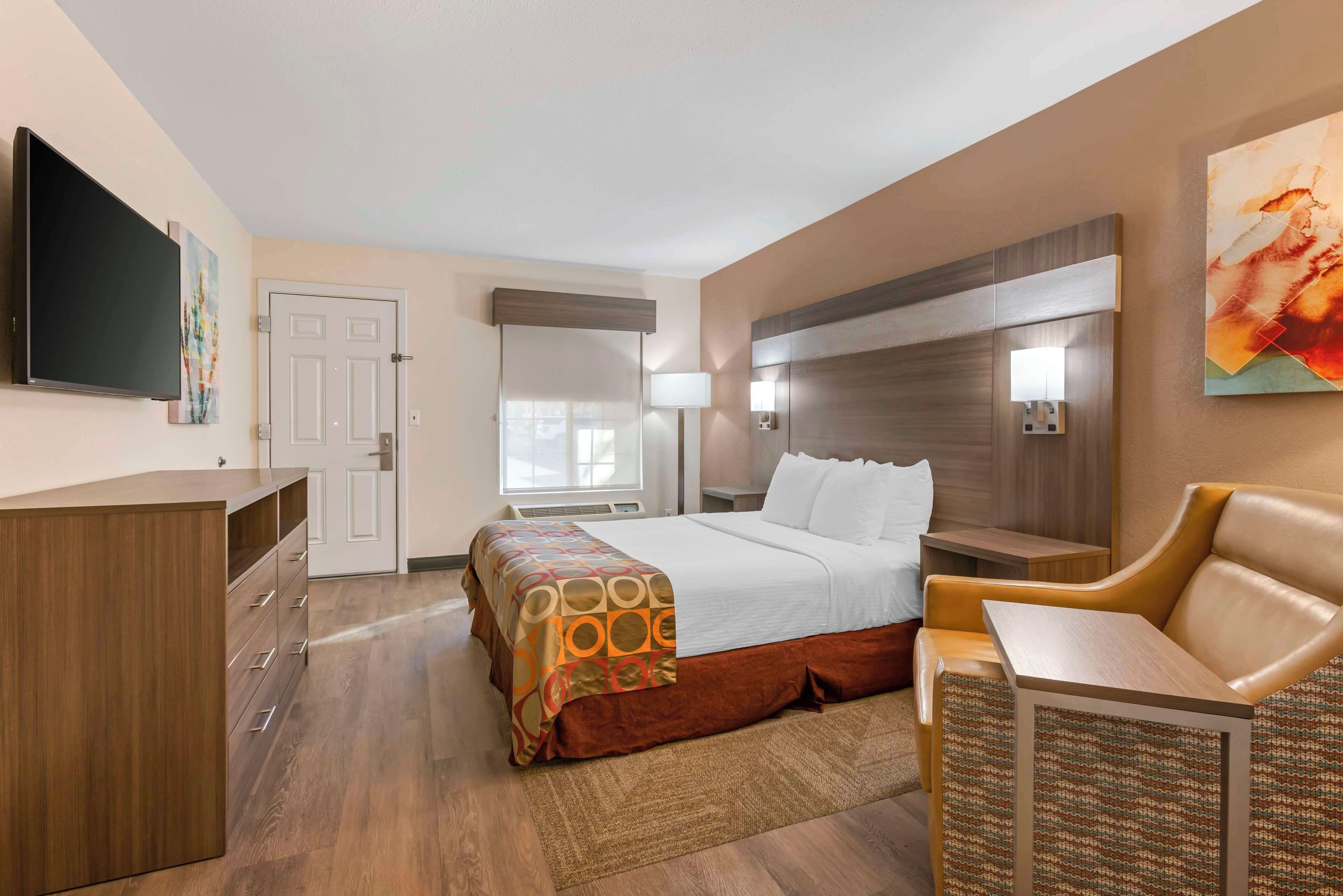 standard room, 1 queen bed, accessible, non smoking | 1 bedroom, iron/ironing board, bed sheets