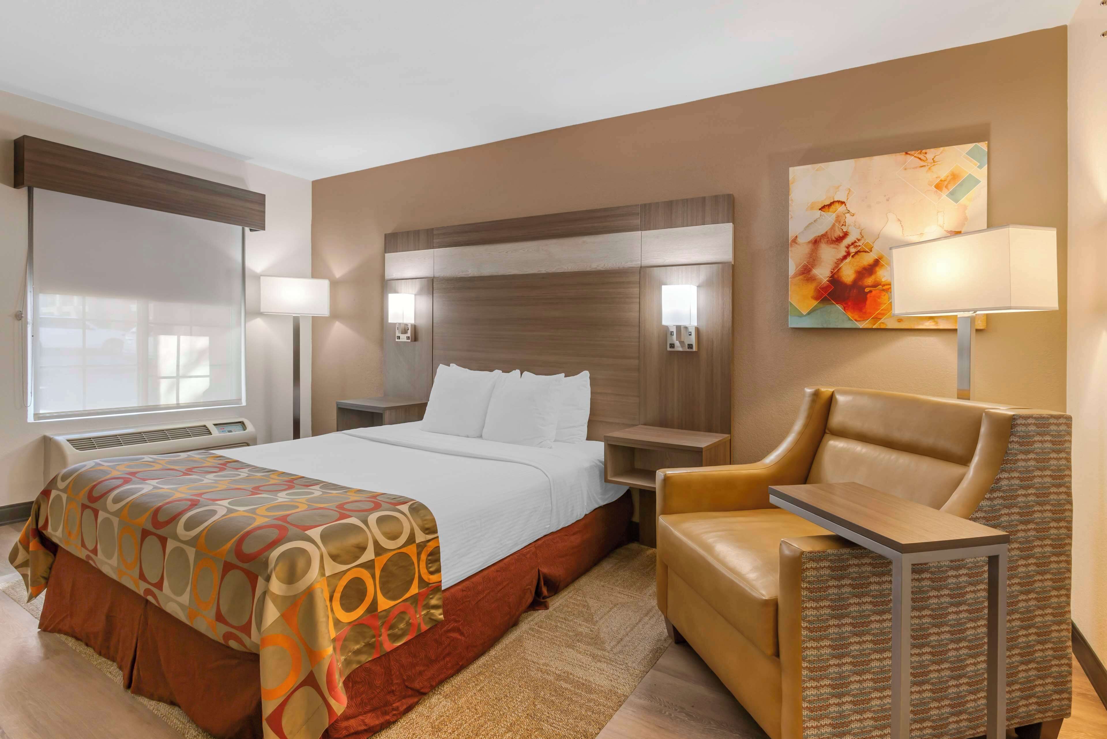 standard room, 1 queen bed, accessible, non smoking | 1 bedroom, iron/ironing board, bed sheets