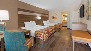 Une chambre d’hôtel avec un grand lit, un bureau, une chaise et un téléviseur.