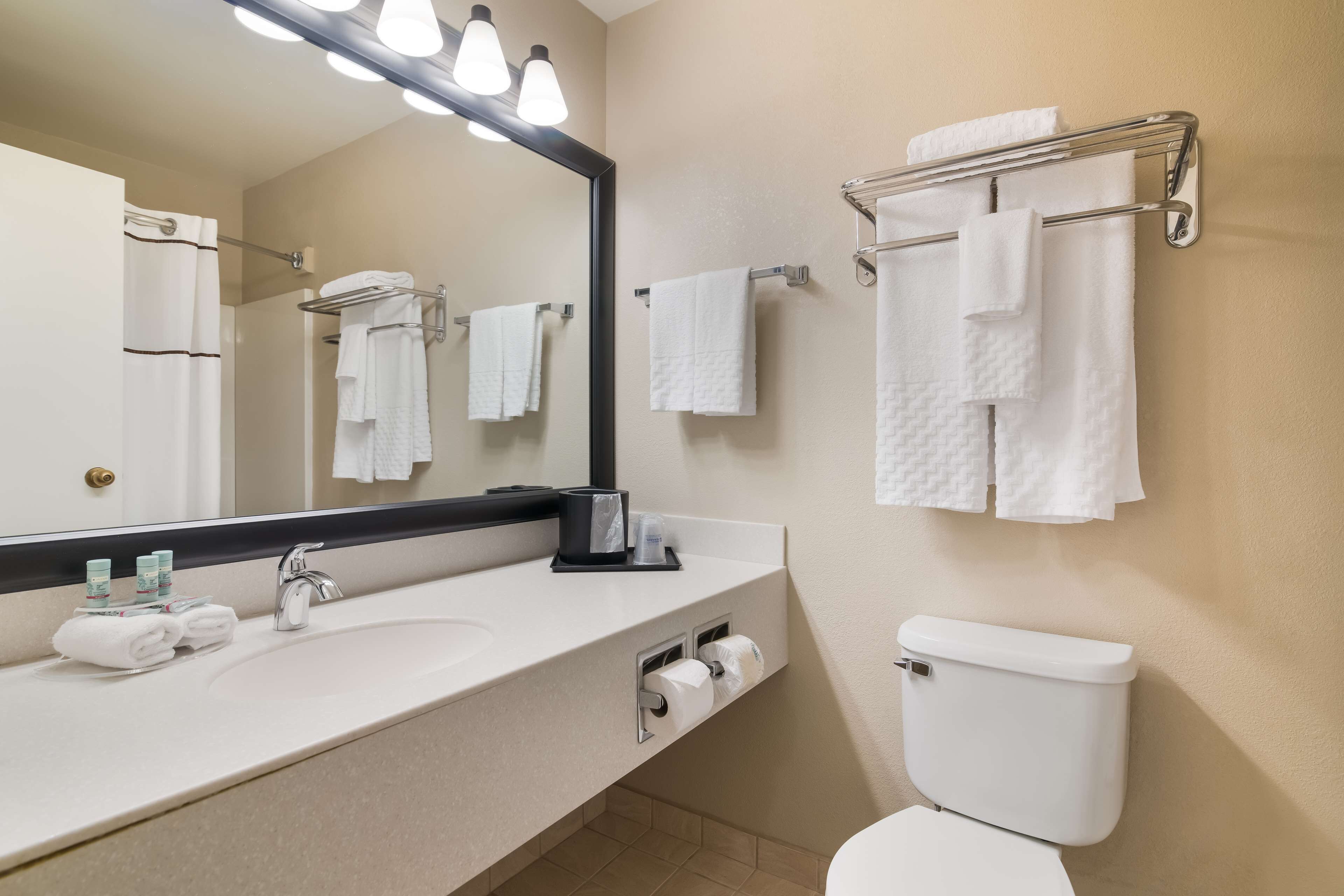 1 bedroom, premium bedding, desk, laptop workspace