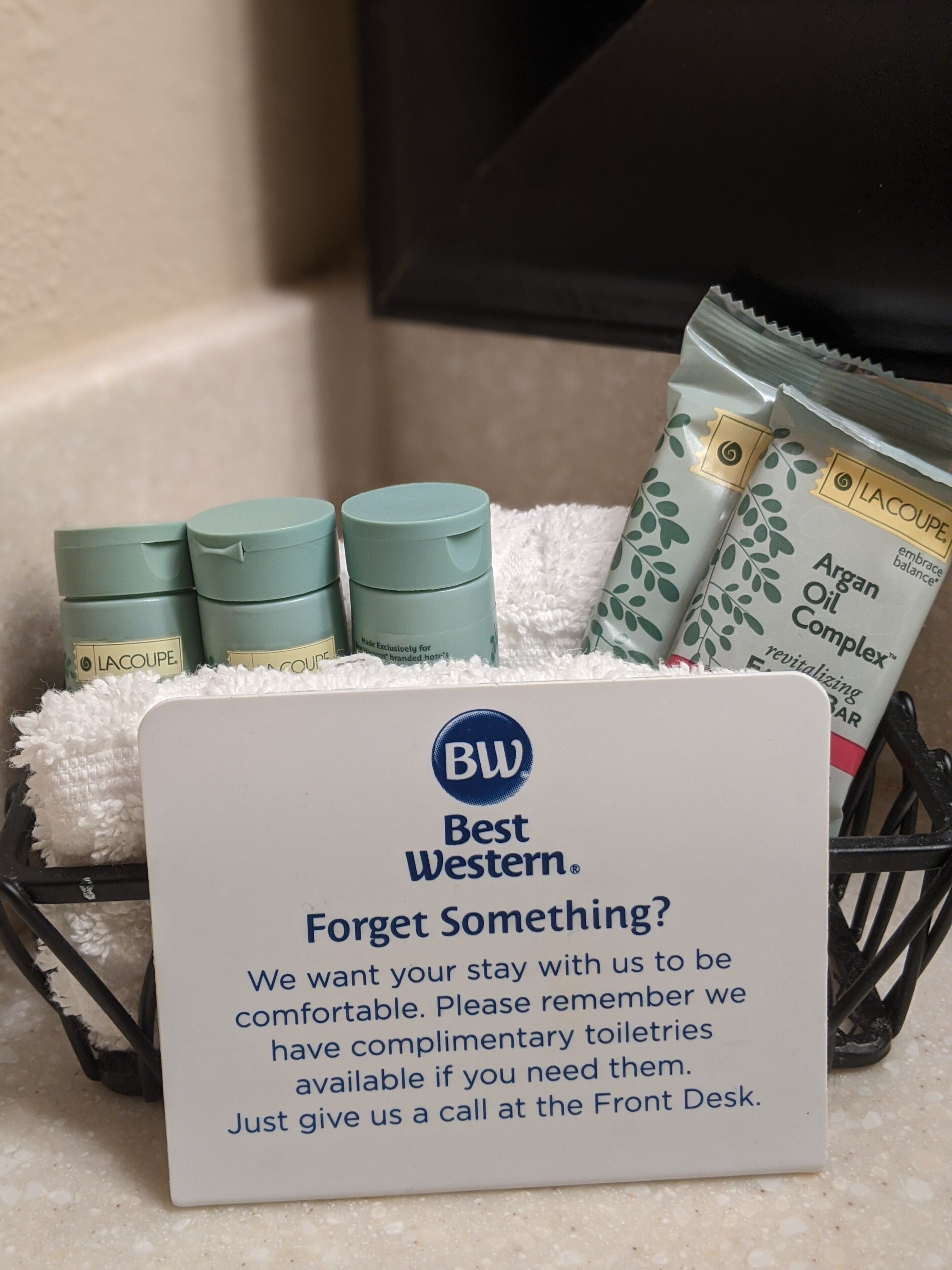 combined shower/bathtub, free toiletries, towels