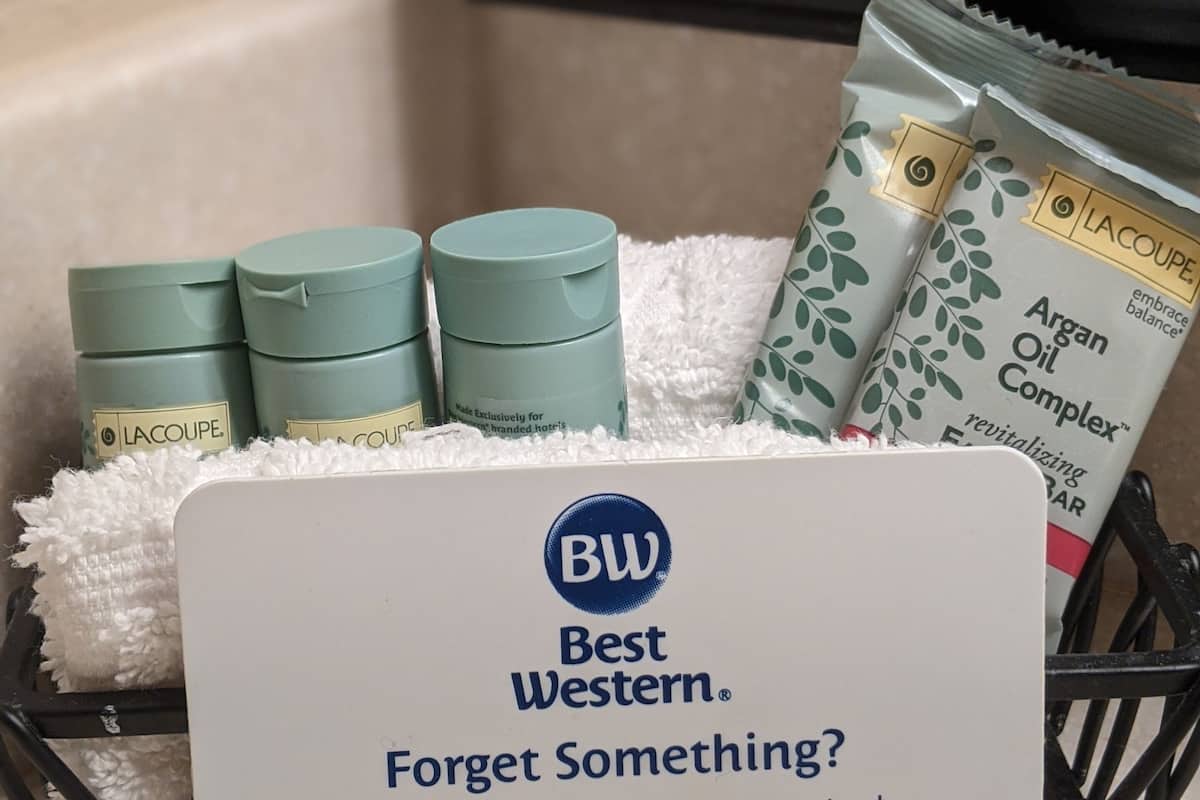 combined shower/bathtub, free toiletries, towels