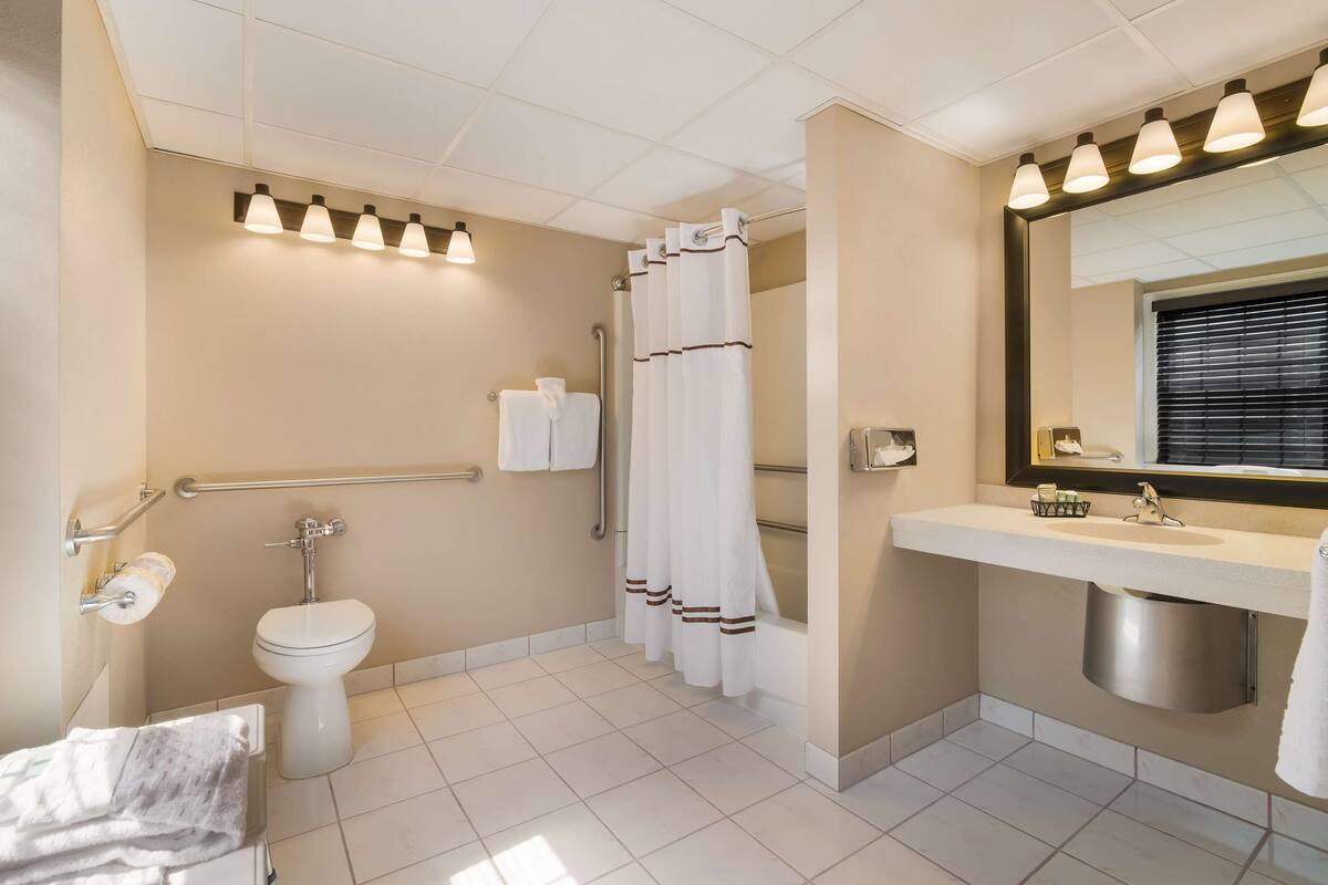 1 bedroom, premium bedding, desk, laptop workspace