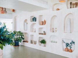 4 restauranter; serverer morgenmad, frokost og afrikanske retter