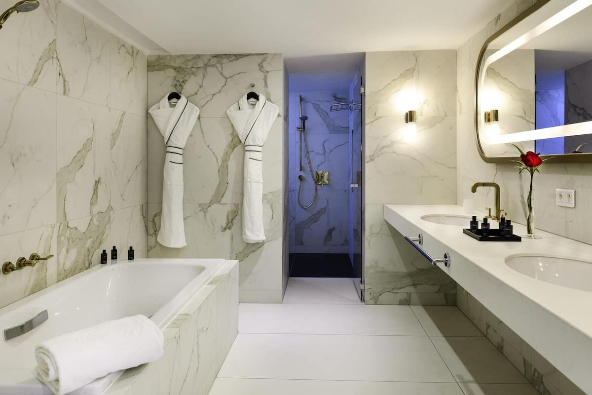 Presidentiële suite, meerdere bedden, balkon, uitzicht op lagune | Lakens van Egyptisch katoen, luxe beddengoed, pillowtop-bedden