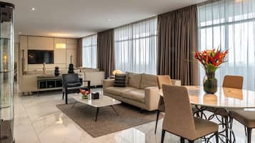 Suite presidencial, varias camas, balcón, vistas a la laguna | Sábanas de algodón egipcio y ropa de cama de alta calidad