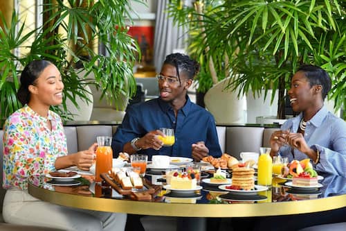 4 restaurants servant le petit déjeuner, le déjeuner et le dîner