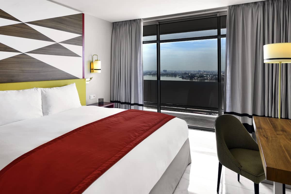 Egyptian cotton sheets, premium bedding, pillow-top beds, minibar