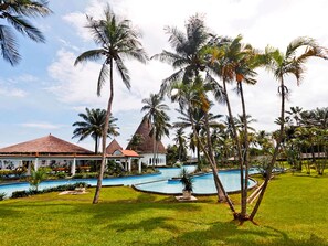 2 outdoor pools, pool umbrellas, pool loungers - Sofitel Abidjan Hotel Ivoire (Abidjan)