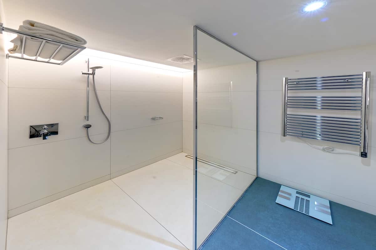 Chambre classique, 1 trÚs grand lit, balcon | Draps en coton égyptien, literie de qualité