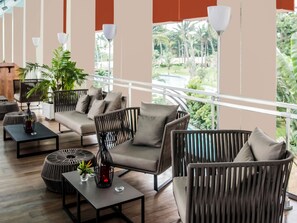 4 bars/lounges, poolside bar