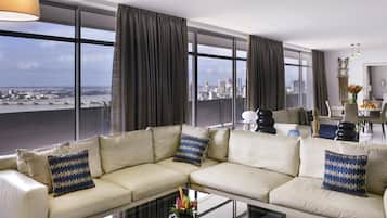 Suite presidencial, varias camas, balcón, vistas a la laguna | Sábanas de algodón egipcio y ropa de cama de alta calidad