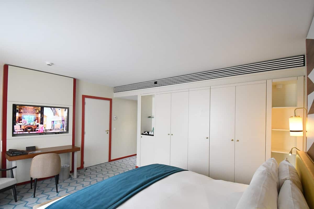 Luxury Room, 1 King Bed, Balcony, Lagoon View | Egyptian cotton sheets, premium bedding, pillowtop beds, minibar