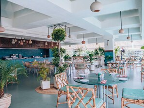 4 restaurants servant le petit déjeuner, le déjeuner et le dîner